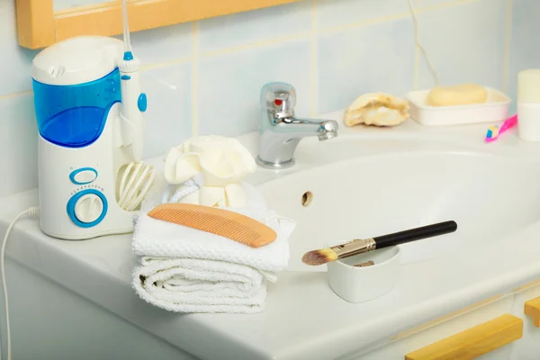 Interior del baño con lavabo y grifo — Foto de Stock