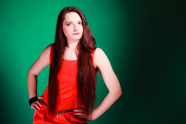 Mulher de cabelo longo em vestido vermelho . — Fotografia de Stock