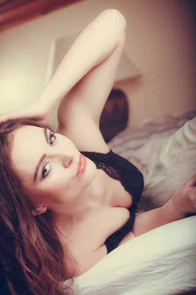 Frau liegt im Bett — Stockfoto