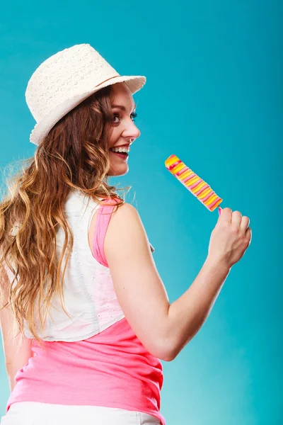 Mulher comendo picolé gelo pop — Fotografia de Stock