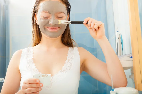 Vrouw die van toepassing zijn modder masker — Stockfoto