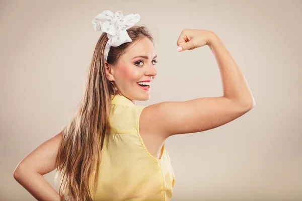 Ragazza mostrando i muscoli . — Foto Stock