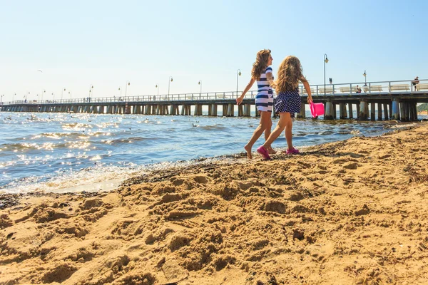 Madre e hija jugando en la playa . — Foto de Stock