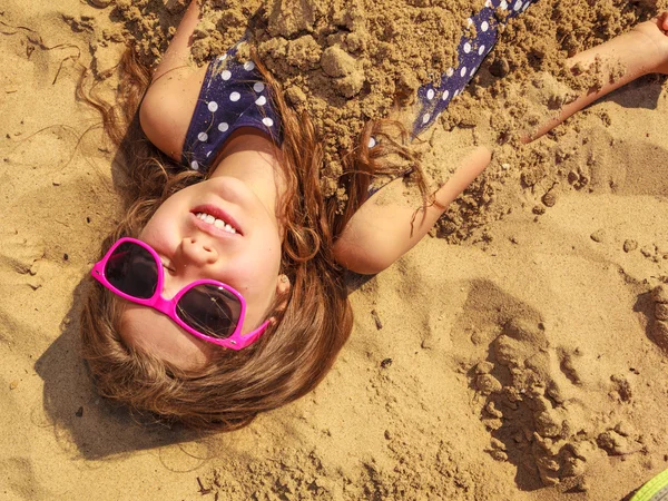 สาวน้อยที่น่ารัก สวยงาม เล่นกับทราย . — ภาพถ่ายสต็อก