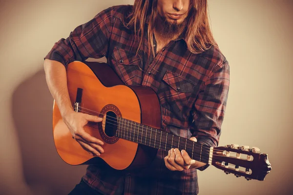 Jeune homme jouant de la guitare — Photo