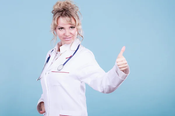 Médica feminina mostrando o polegar para cima . — Fotografia de Stock