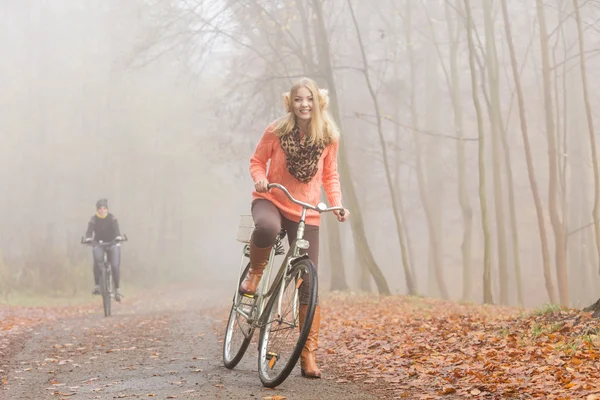 Frau fährt Fahrrad — Stockfoto