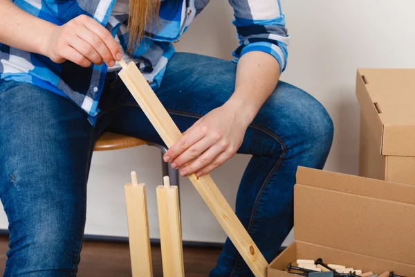 Frau montiert Holzmöbel — Stockfoto