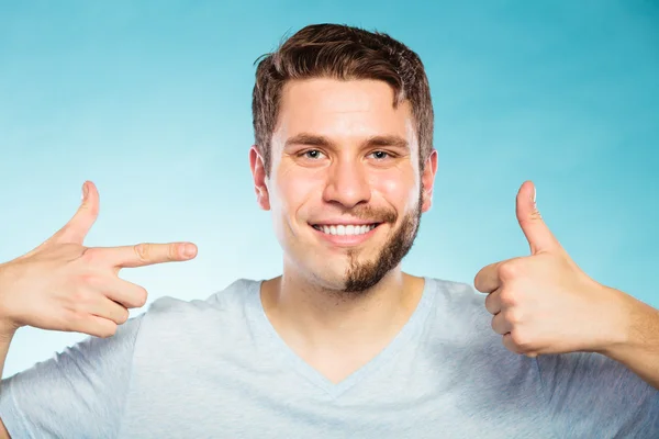 Homem feliz com cabelo barba metade raspado rosto . — Fotografia de Stock