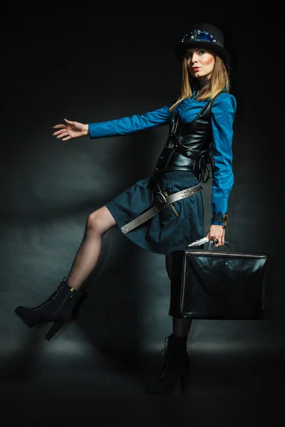 Steampunk-Mädchen mit Retro-Tasche. — Stockfoto