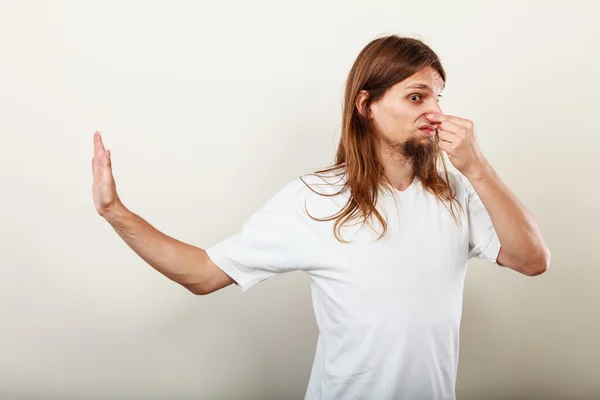 Uomo con odore di sudore — Foto Stock