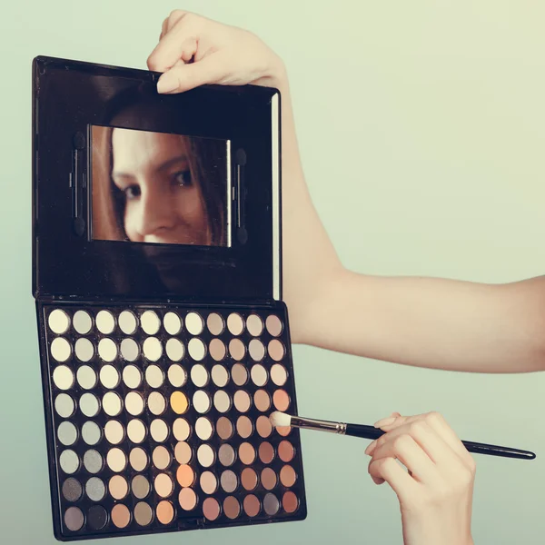 Estilista aplicando sombra de ojos — Foto de Stock