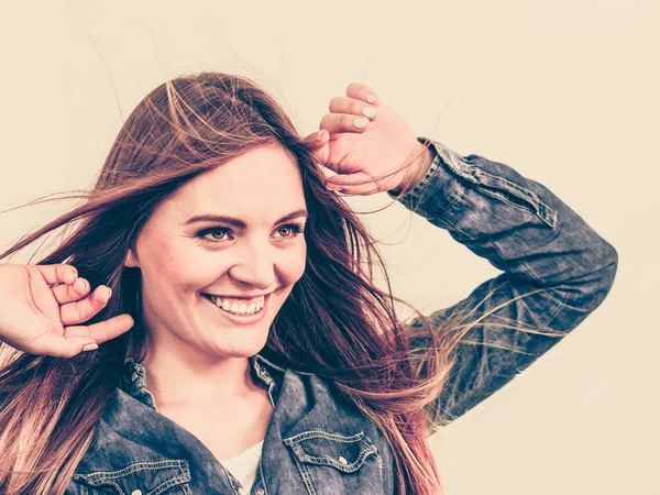 Frau steht im Wind. — Stockfoto