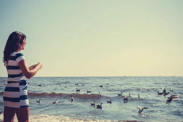 Kobieta restin na plaży. — Zdjęcie stockowe