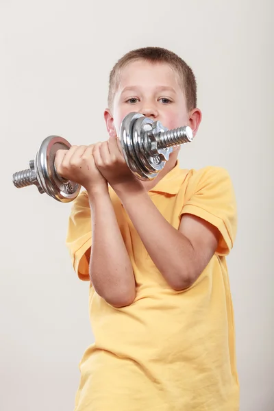 Sport jongen maken oefening met dumbbell. — Stockfoto