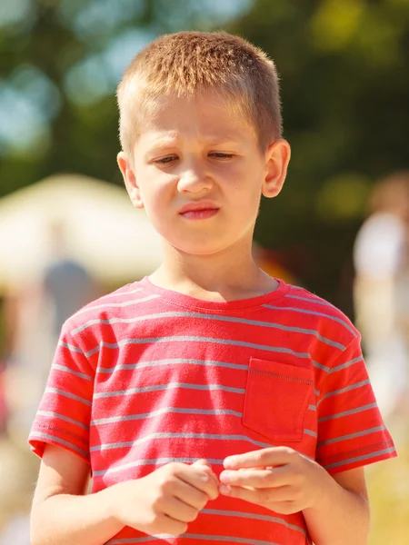 Retrato de menino ao ar livre na hora de verão . — Fotografia de Stock