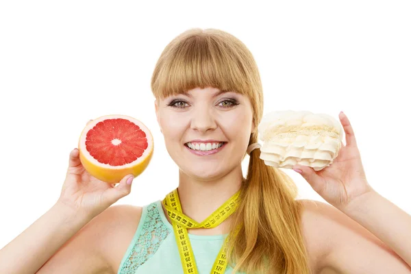 Mujer elegir fruta o pastel hacer elección dietética —  Fotos de Stock