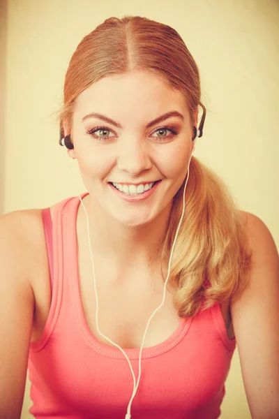 Kvinnan lyssnar på musik. — Stockfoto