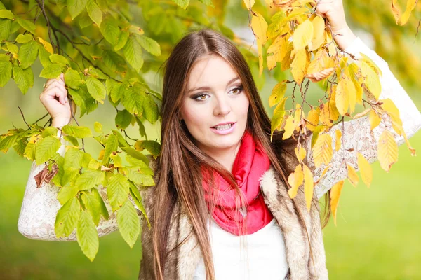 Femme relaxante dans le parc automnal — Photo