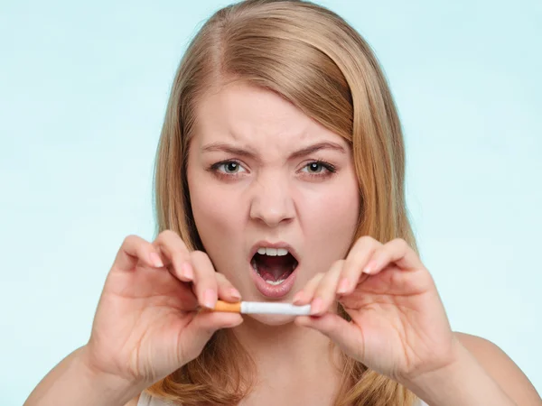 Girl breaking up with cigarette — Stock Photo, Image