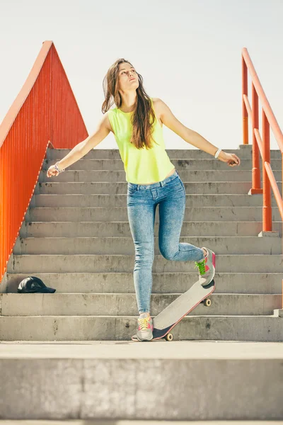 女孩骑滑板 — 图库照片