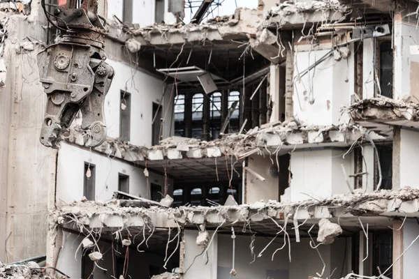 Démolition de bâtiments par des machines pour la construction neuve. — Photo