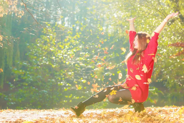 Crouching girl in autumnal forest. — Stock Photo, Image