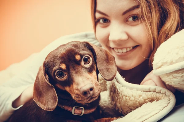 目を覚ます犬と女性 — ストック写真