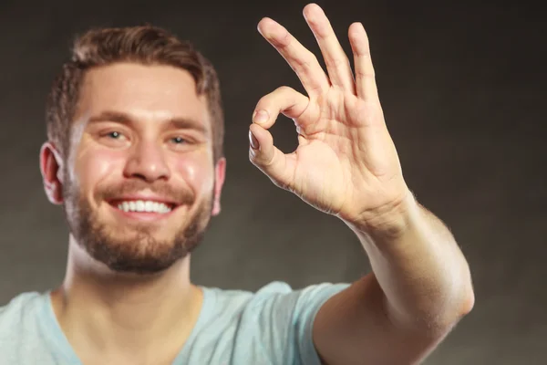 Schöner Mann Kerl gibt ok Zeichen Geste. — Stockfoto