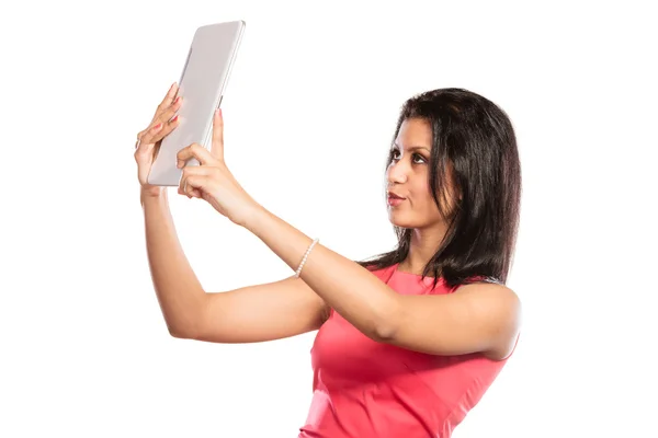 Mulher a tomar selfie com comprimido — Fotografia de Stock