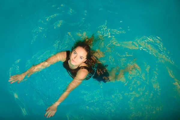 Woman relaxing in  swimming pool. — Stock Photo, Image