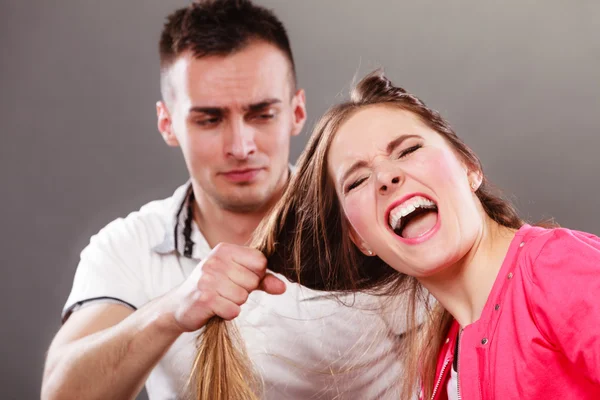 Marido abusando da esposa puxando o cabelo. Violência. — Fotografia de Stock