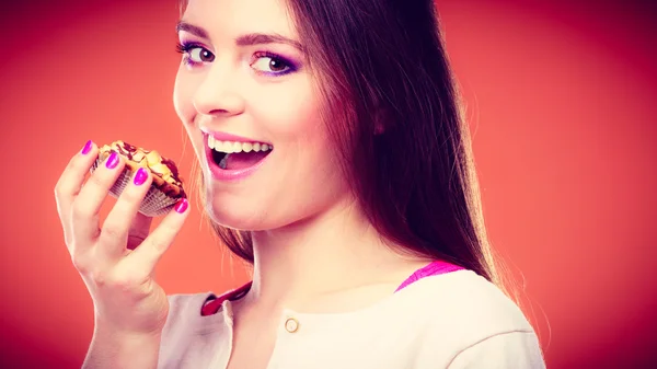 Glimlachende vrouw houdt taart in de hand — Stockfoto