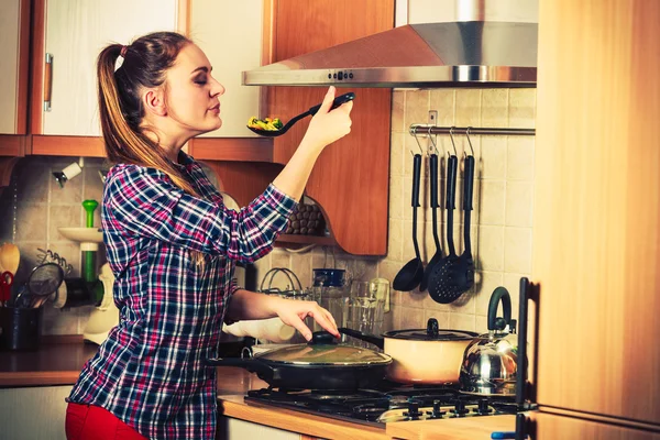 Vrouw koken groenten. — Stockfoto