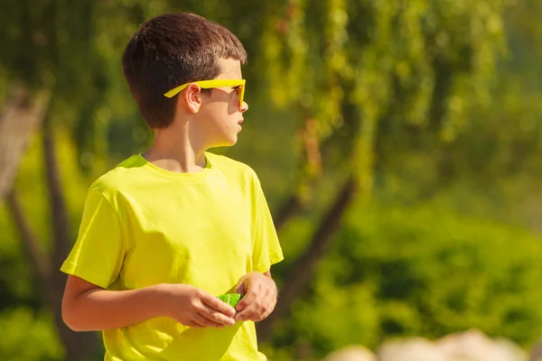 Retrato de niño al aire libre en verano . —  Fotos de Stock