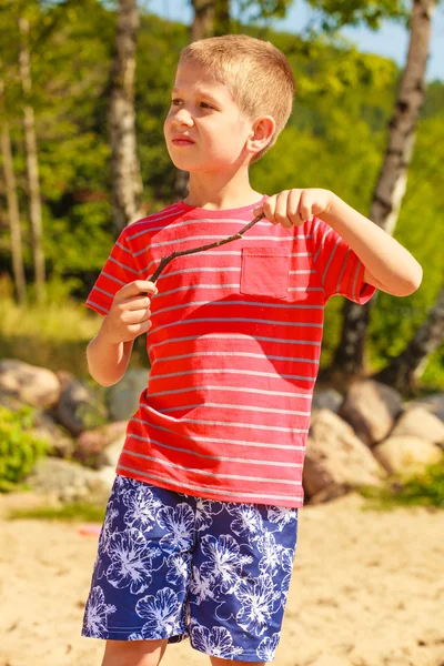 Liten pojke leker med frisbee disc. — Stockfoto
