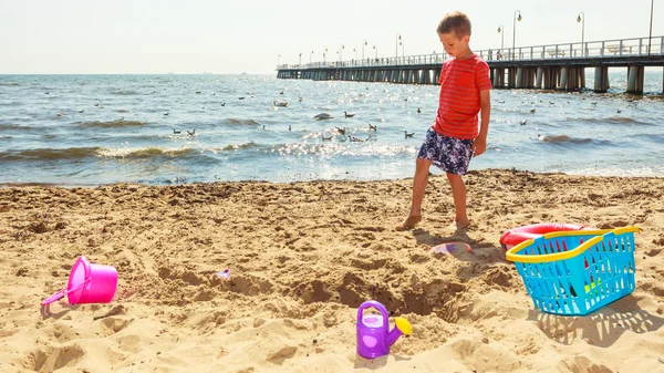 Αγόρι που έχει τη διασκέδαση στην παραλία. — Φωτογραφία Αρχείου