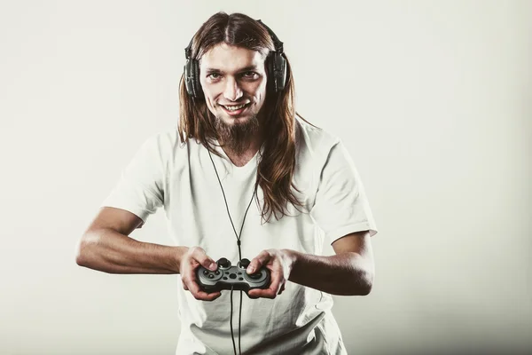 Homem feliz jogando jogos — Fotografia de Stock