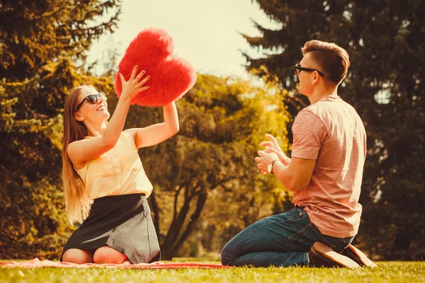 Couple playing games in park. — Stock Photo, Image