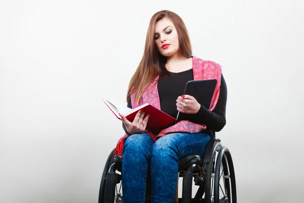 Ученик-инвалид с планшетной книгой . — стоковое фото