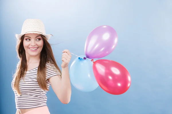 Chica jugando con globos de colores — Foto de Stock