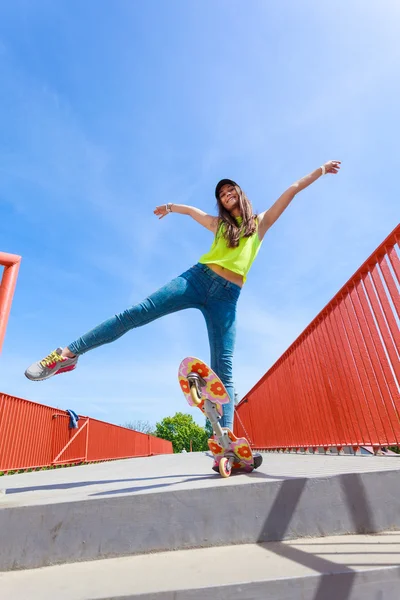 Skater monopatín en la calle —  Fotos de Stock