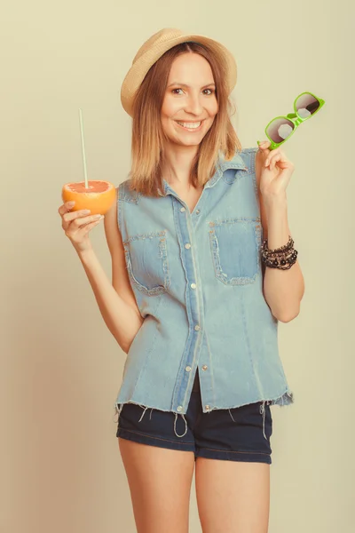 Donna felice col cappello che beve succo di pompelmo. Dieta — Foto Stock
