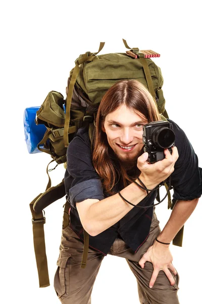 Homem turista mochileiro tirar foto com câmera. — Fotografia de Stock