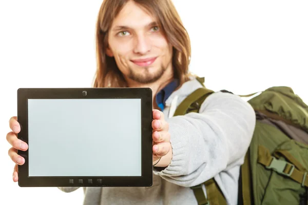 Backpacker met tablet. Kopieerruimte met blanco scherm. — Stockfoto