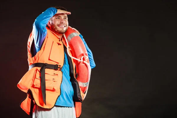 Rettungsschwimmer in Schwimmweste mit Rettungsring. — Stockfoto