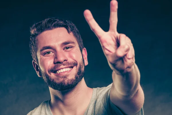 Bonito homem cara dando paz v sinal gesto . — Fotografia de Stock