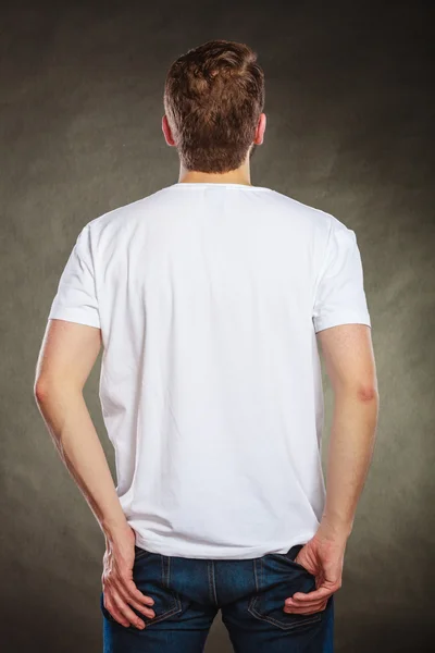 Voltar vista cara homem na camisa em branco com espaço de cópia . — Fotografia de Stock