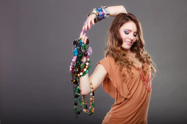 Jolie femme avec des colliers de bijoux bracelets bague — Photo