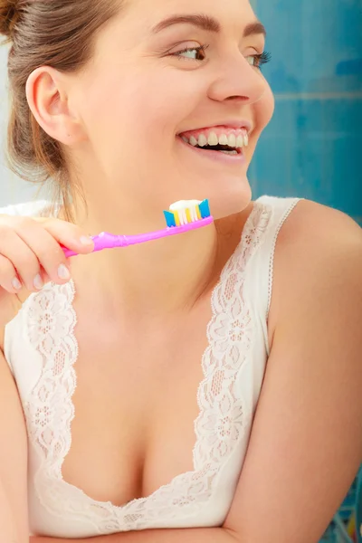 Женщина чистит зубы. — стоковое фото